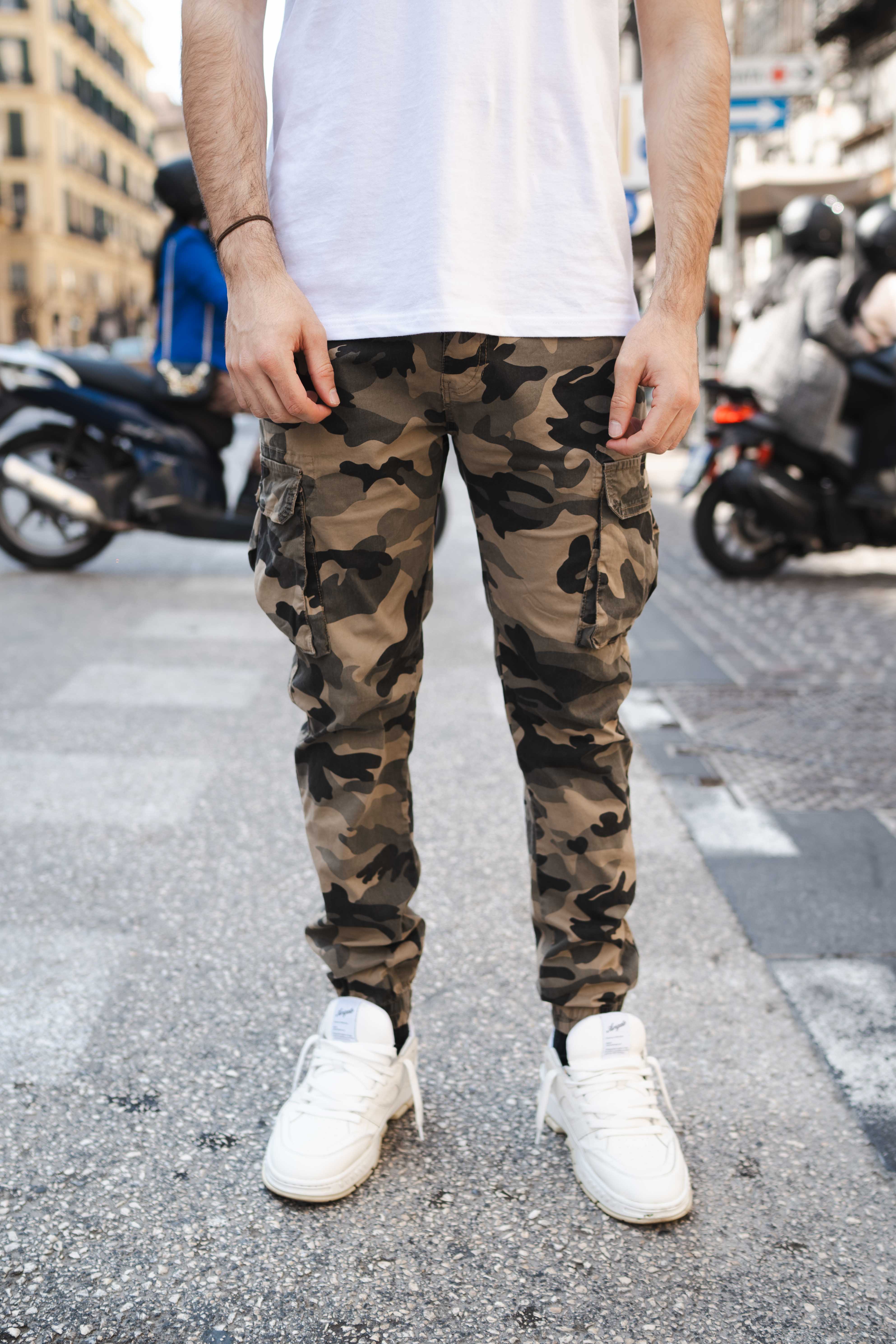 Pantaloni con tasconi camouflage
