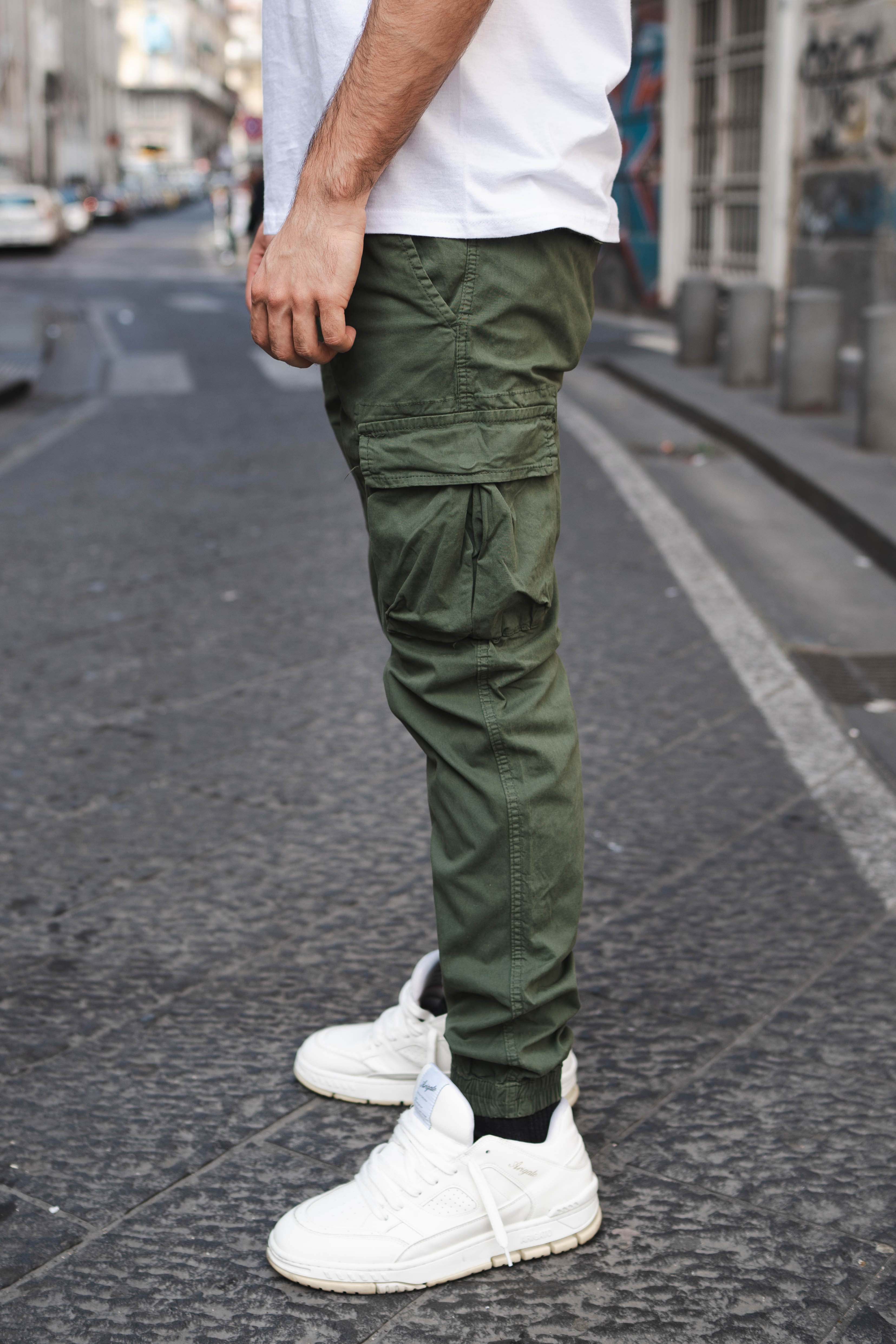 Pantaloni con tasconi ed elastico